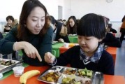 学生家长爆料配餐视频,食品安全引关注！”